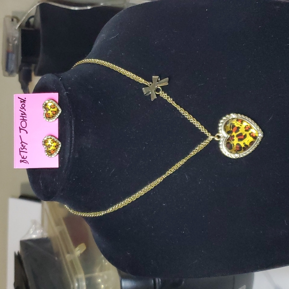 Y2K  Vintage NWT Betsey Johnson Heart Necklace & Earrings Set